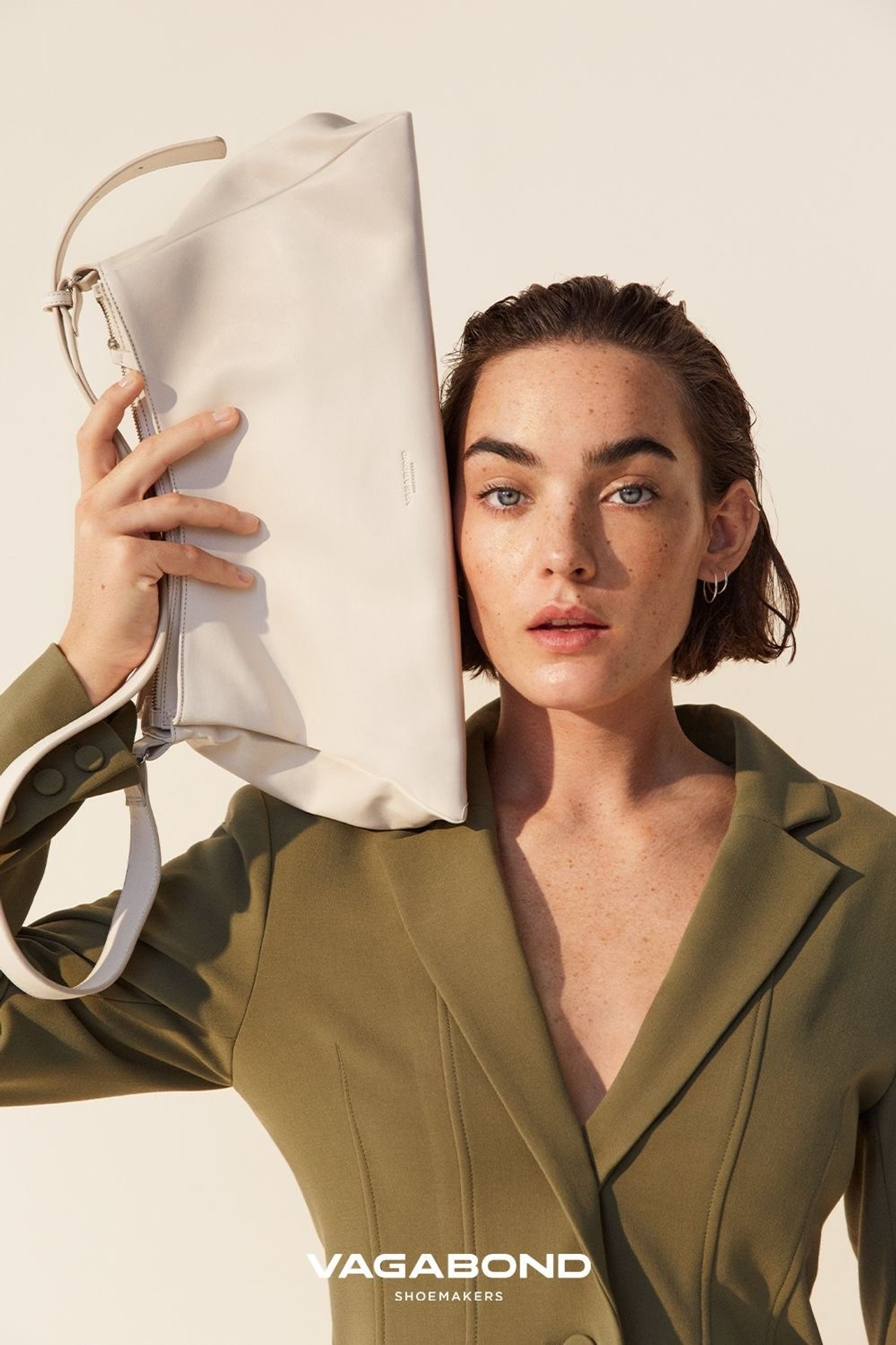 Женские сумки с классическим силуэтом и мягкими материалами.