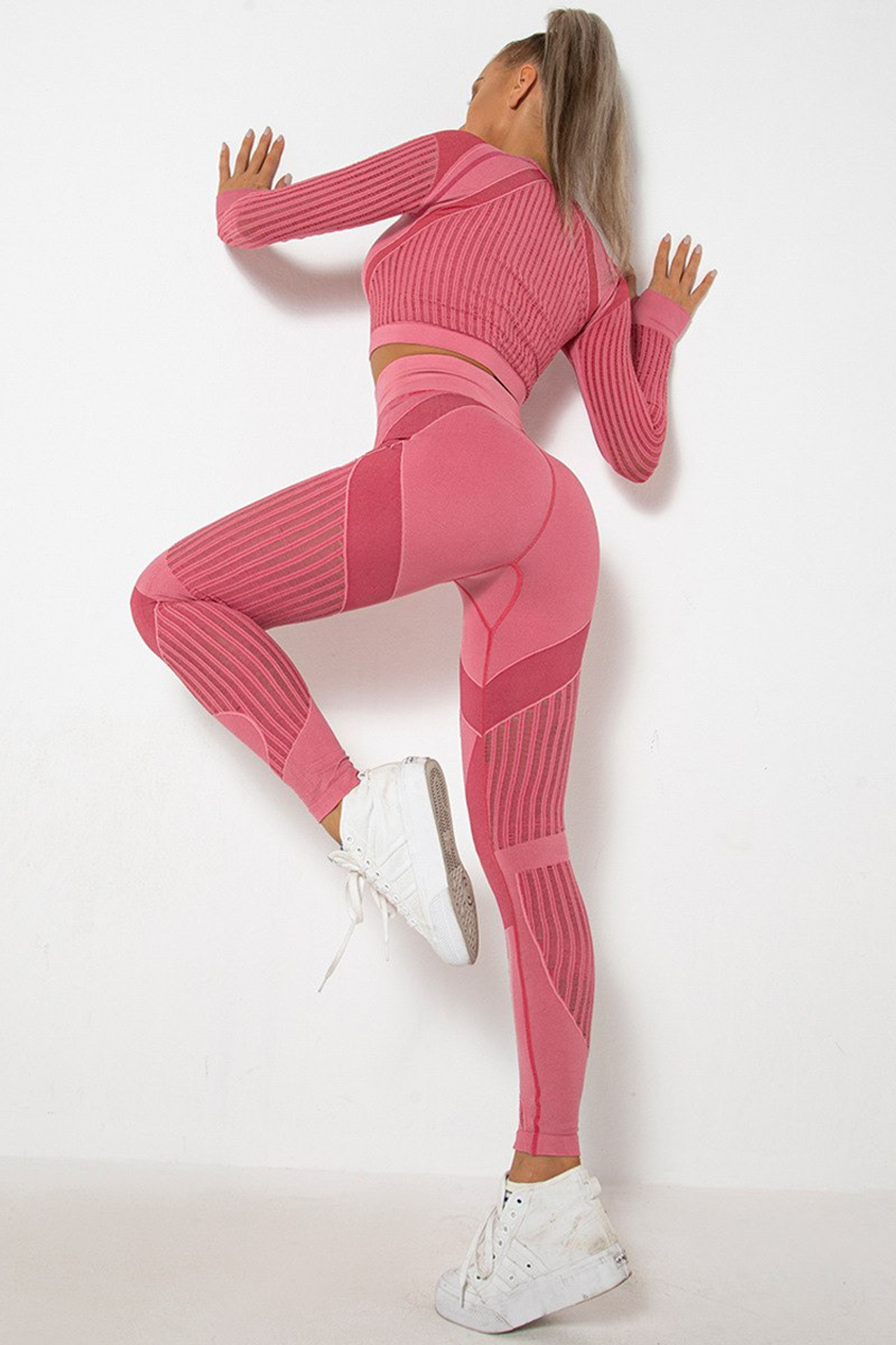 Профессиональная предметная съемка женской спортивной одежды с акцентом на функциональность