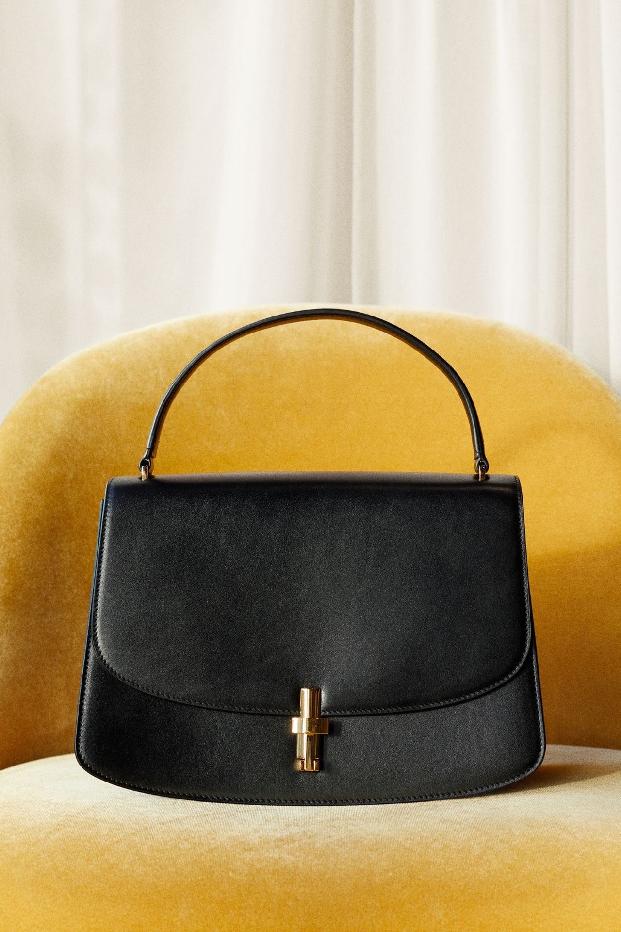 Пример женских сумок с металлическими деталями и фурнитурой