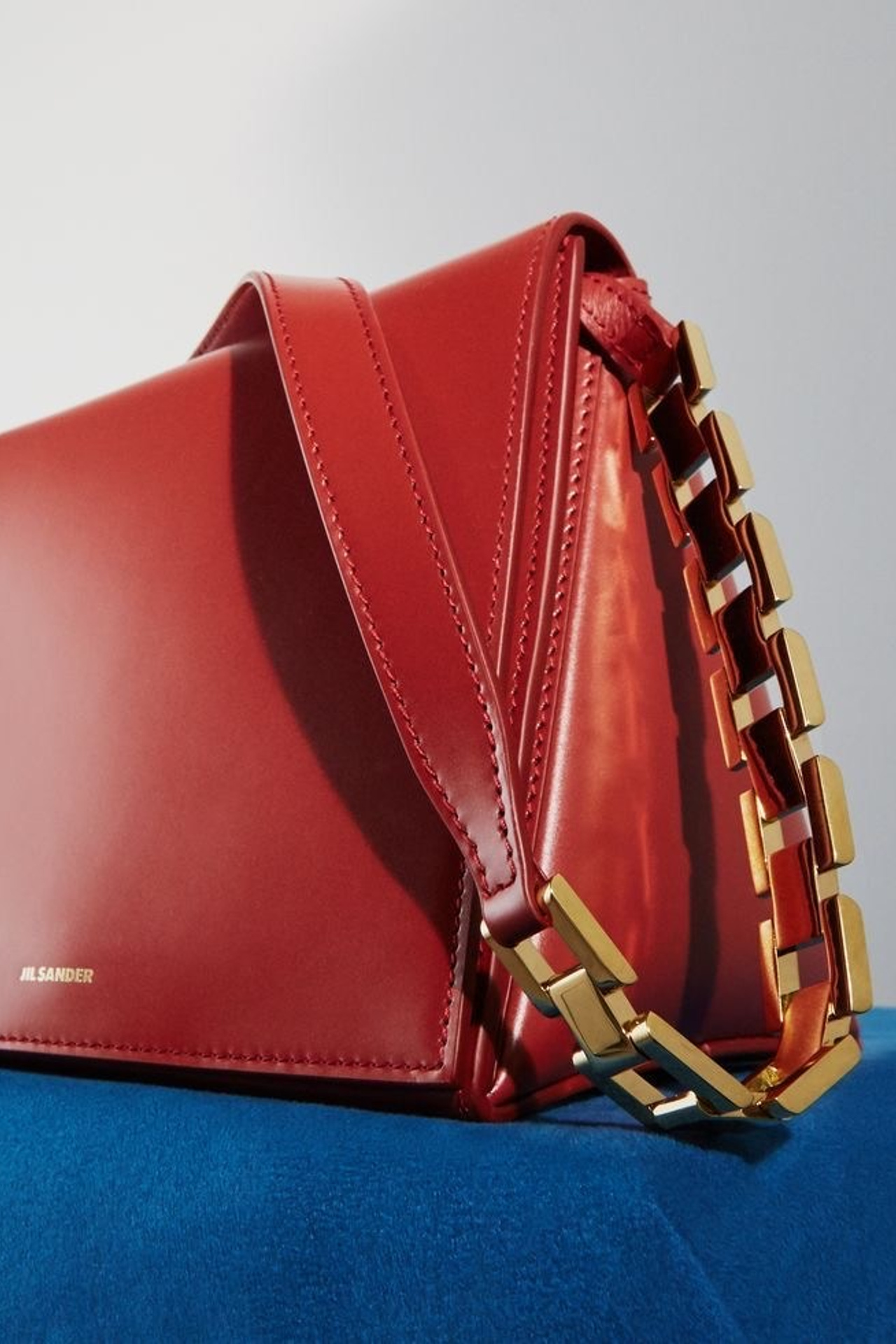 Референс для женских сумок с оригинальной формой и яркими акцентами.