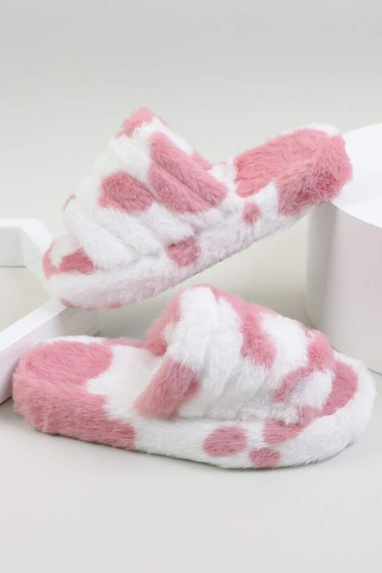 Предметная съемка тапочек с ярким узором, демонстрация цветовой палитры и текстуры