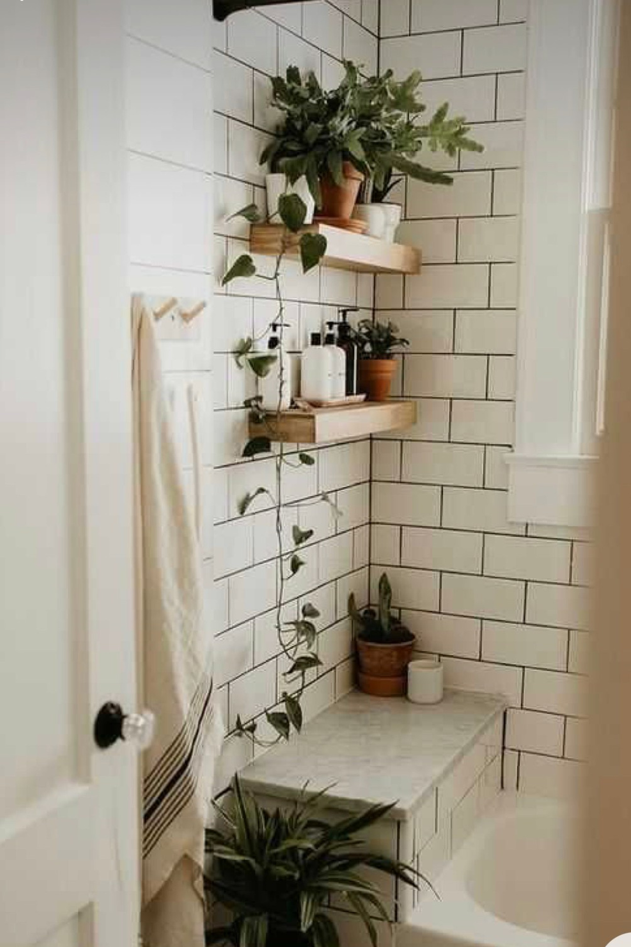 Эстетичные полки с деревянной отделкой и металлическими акцентами