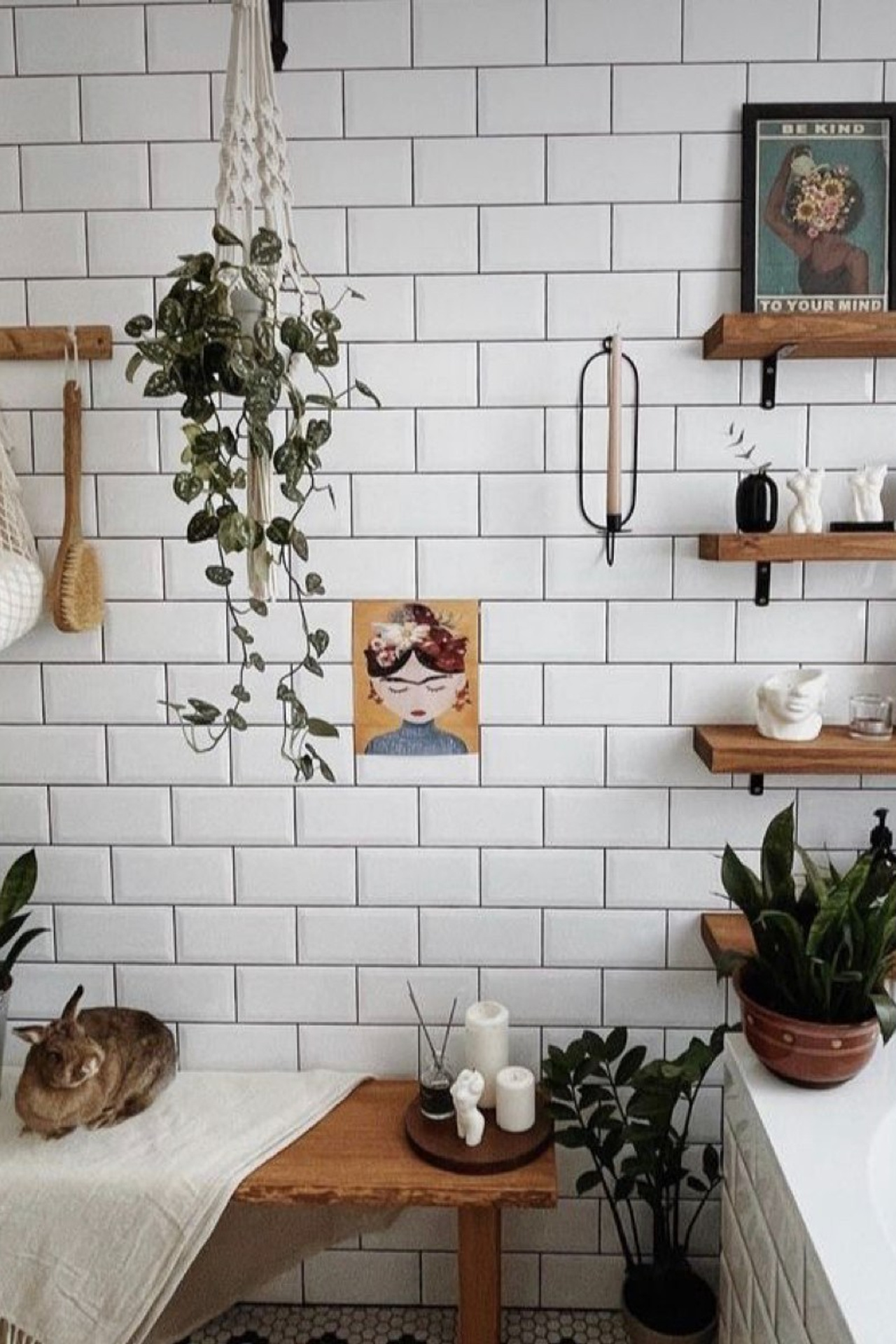 Полки из светлого дерева для создания уютной атмосферы