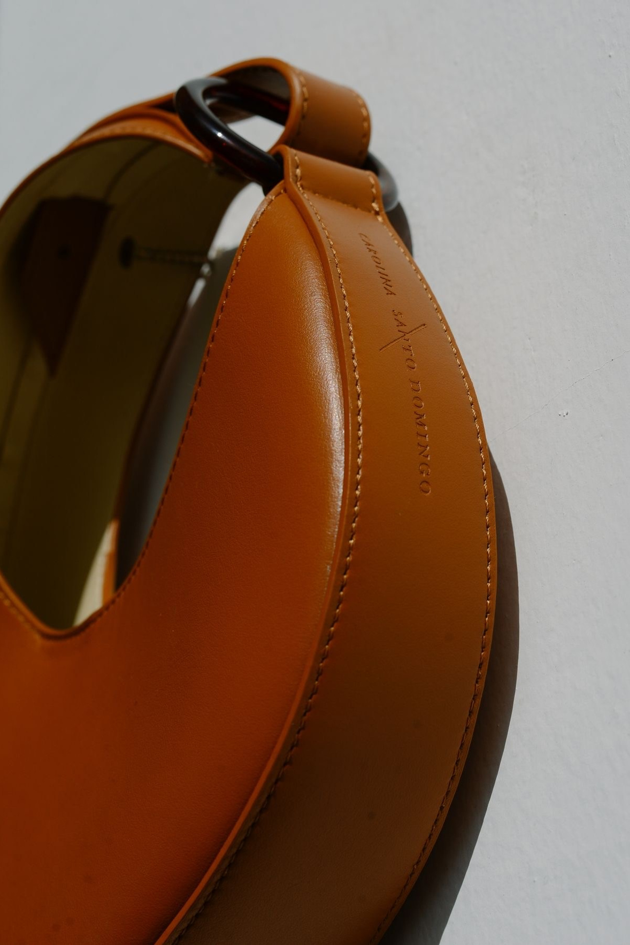 Пример женской сумки с круглой формой и оригинальным дизайном.