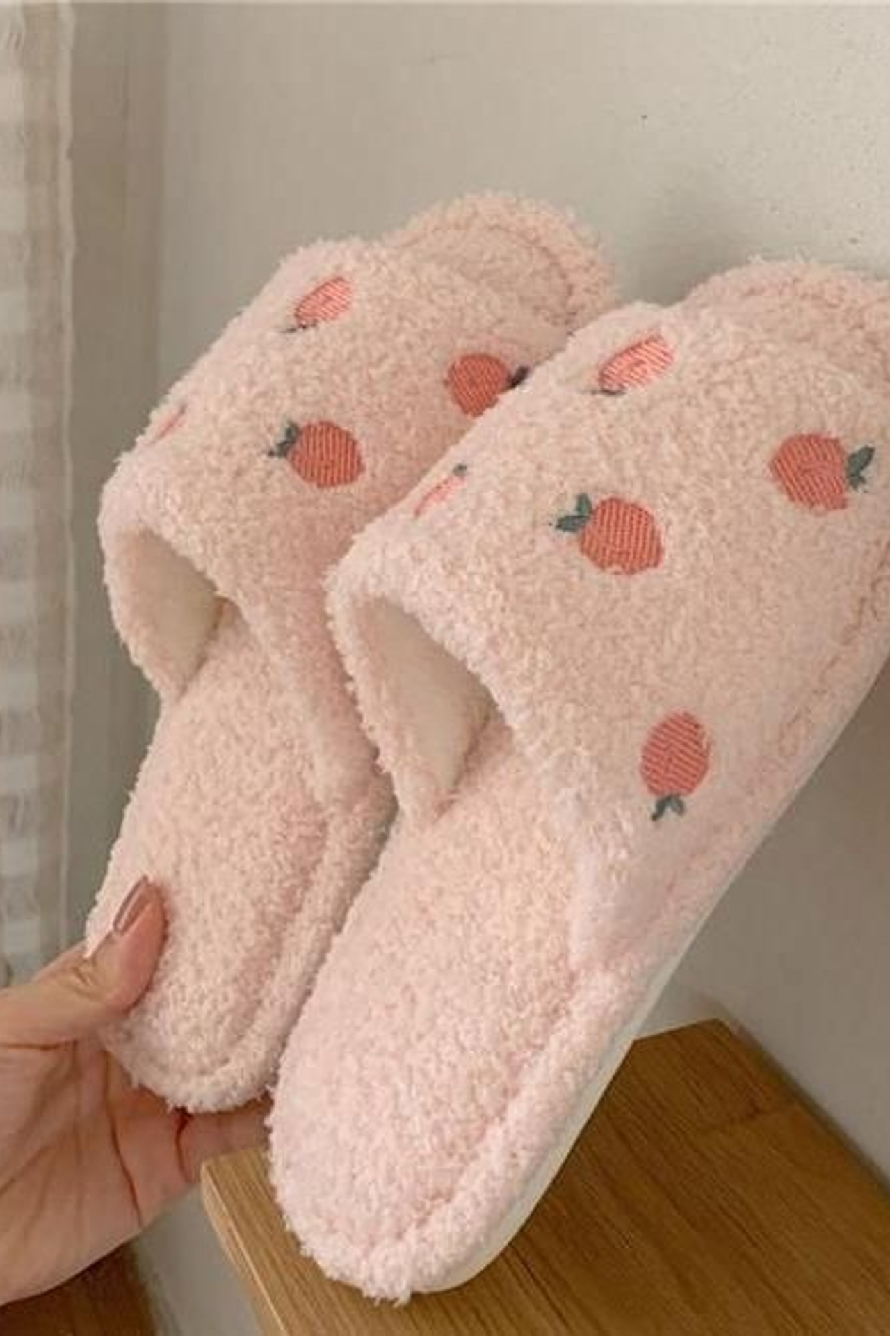 Предметная съемка пушистых тапочек на нейтральном фоне, акцент на мягкости материала