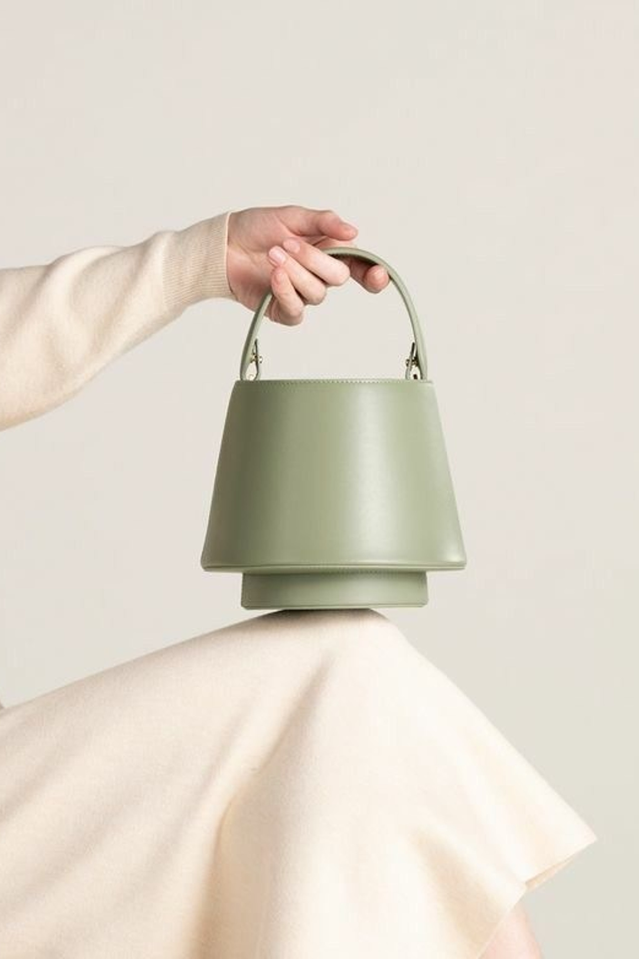 Пример женской сумки в винтажном стиле с изящными линиями.