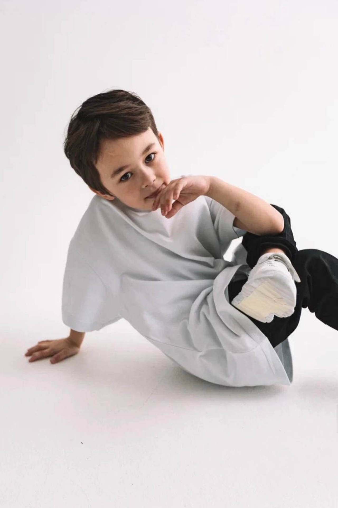 Модель мальчик для предметной съемки Давид А. Н. Новгород | Sale Easy