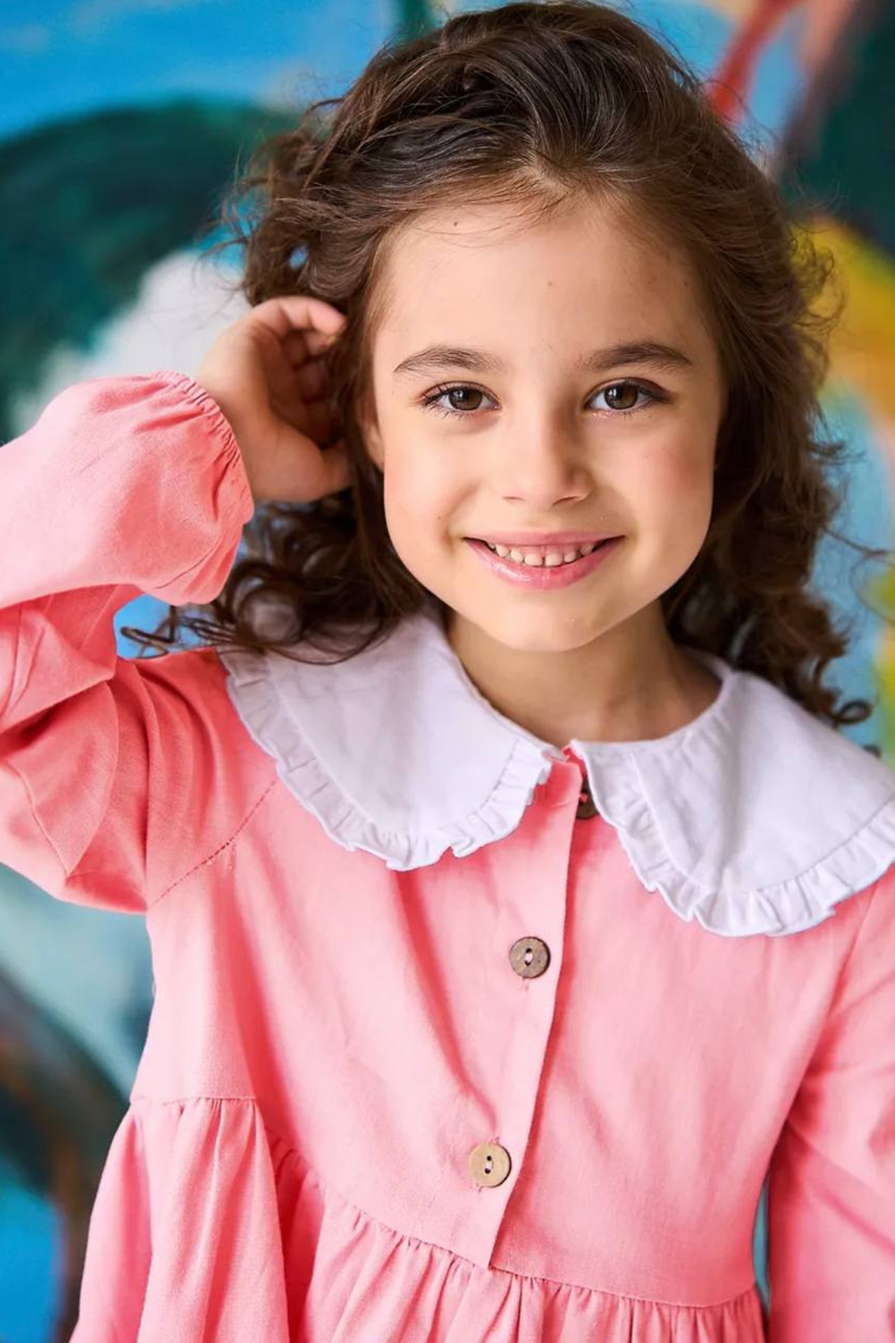 Референс для нарядной детской одежды с красивыми аксессуарами.