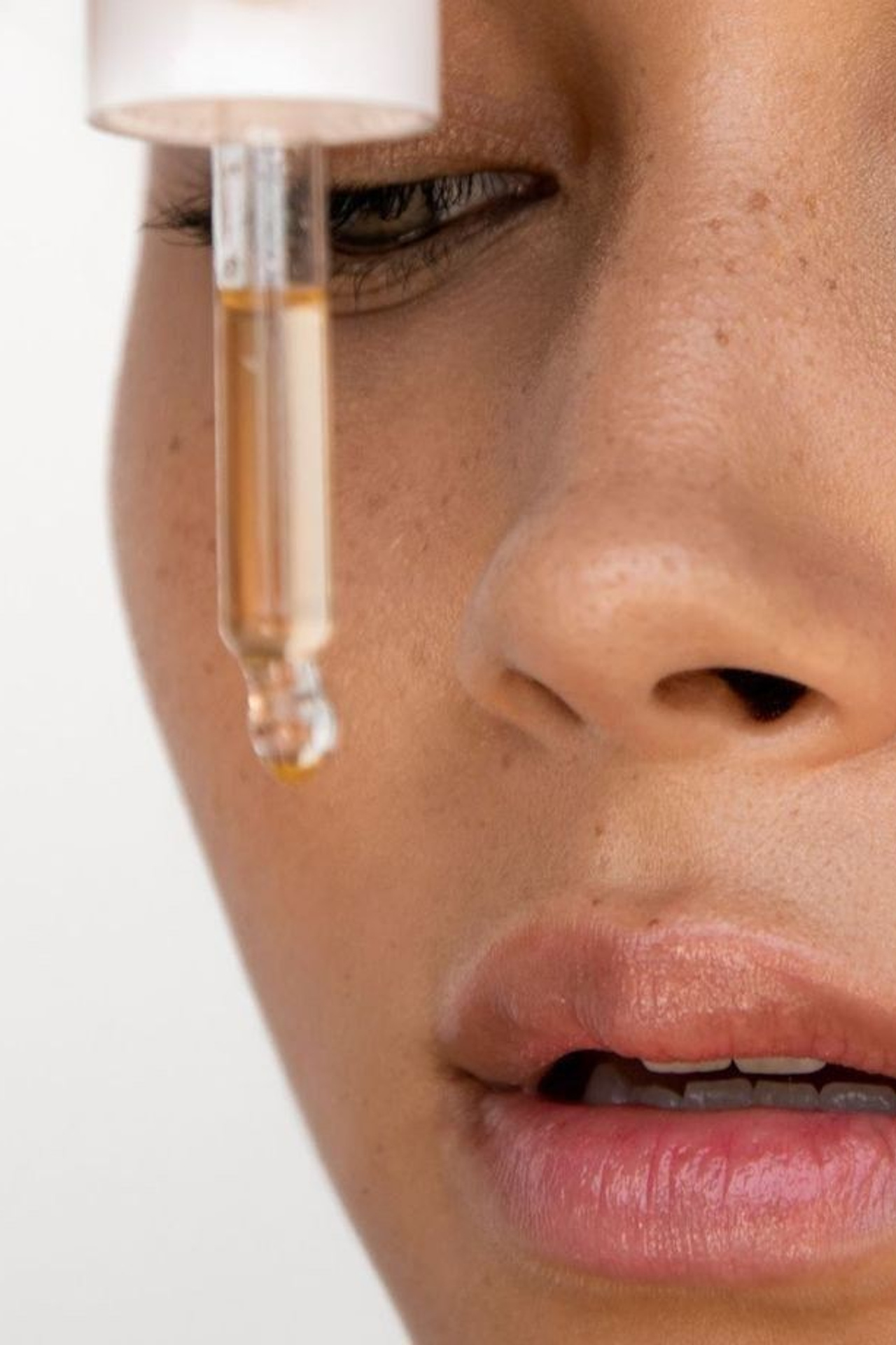 Пример текстуры легкой сыворотки для комбинированной кожи