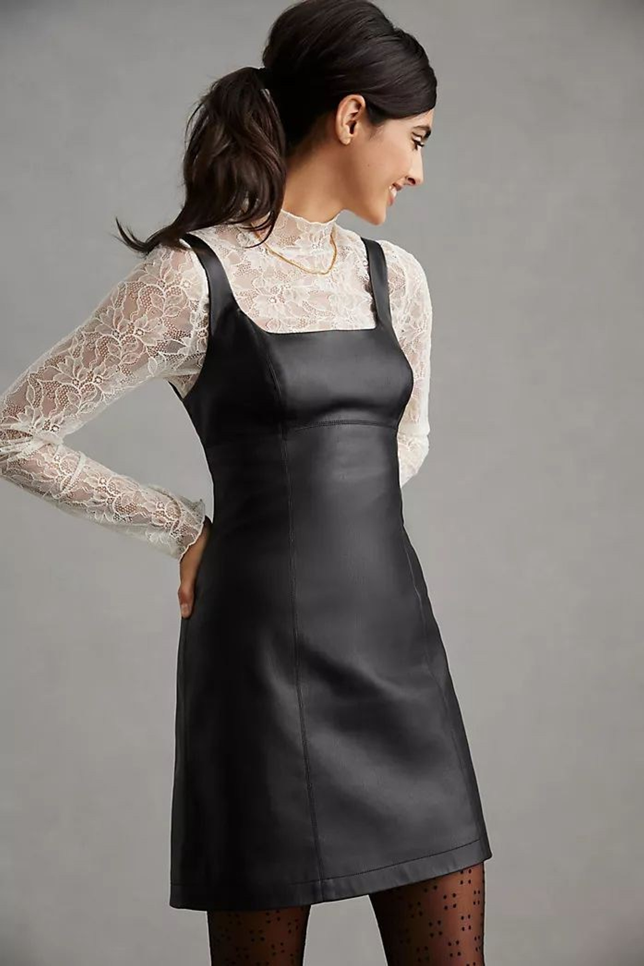 Предметная съемка кожаного сарафана на модели, подчеркивающая прочность и элегантность материала