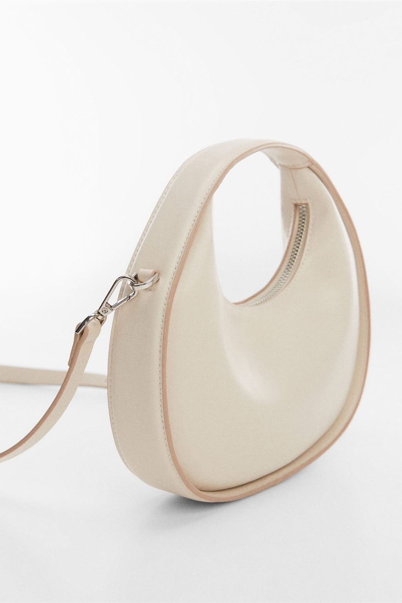 Идея для женской сумки с комбинированными текстурами и материалами.