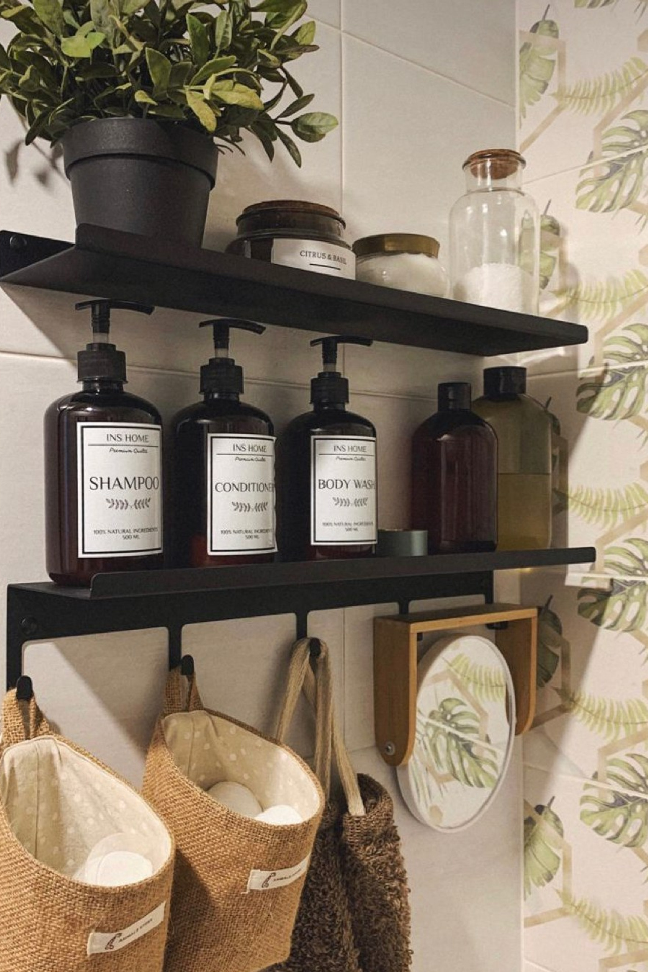 Деревянные полки с геометрическим дизайном