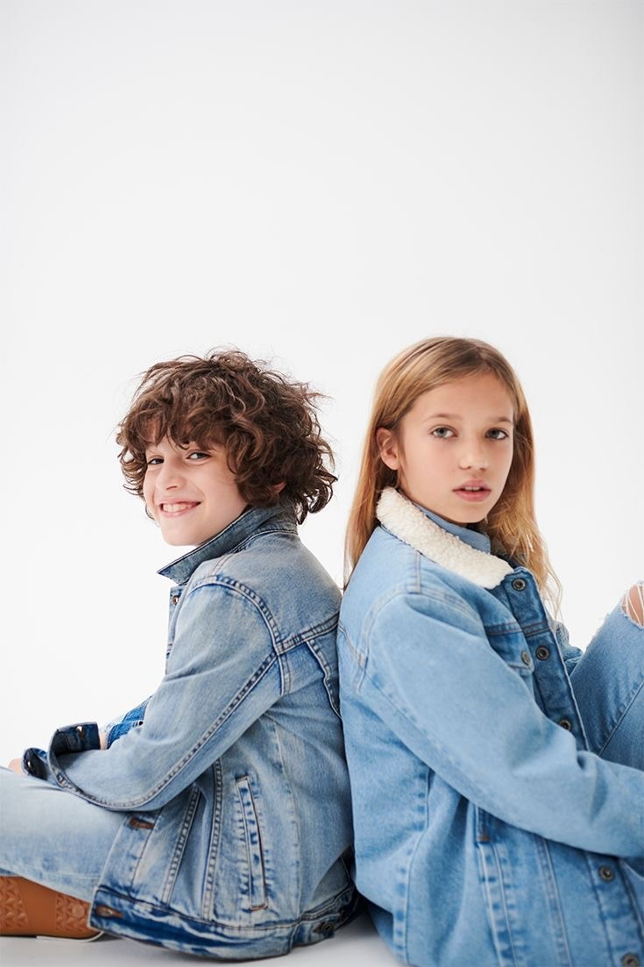 Референс для разнообразной детской одежды в спортивном стиле.