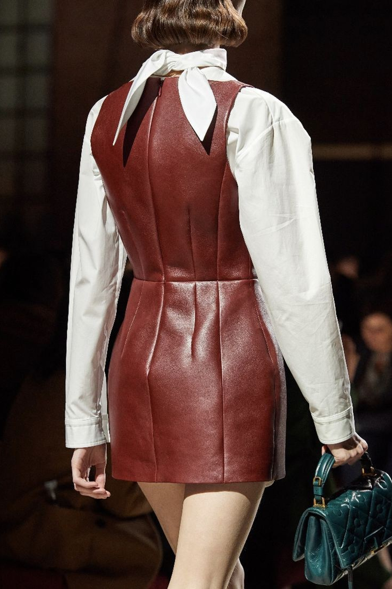 Предметная съемка кожаного сарафана на модели с бокового ракурса для демонстрации кроя и структуры