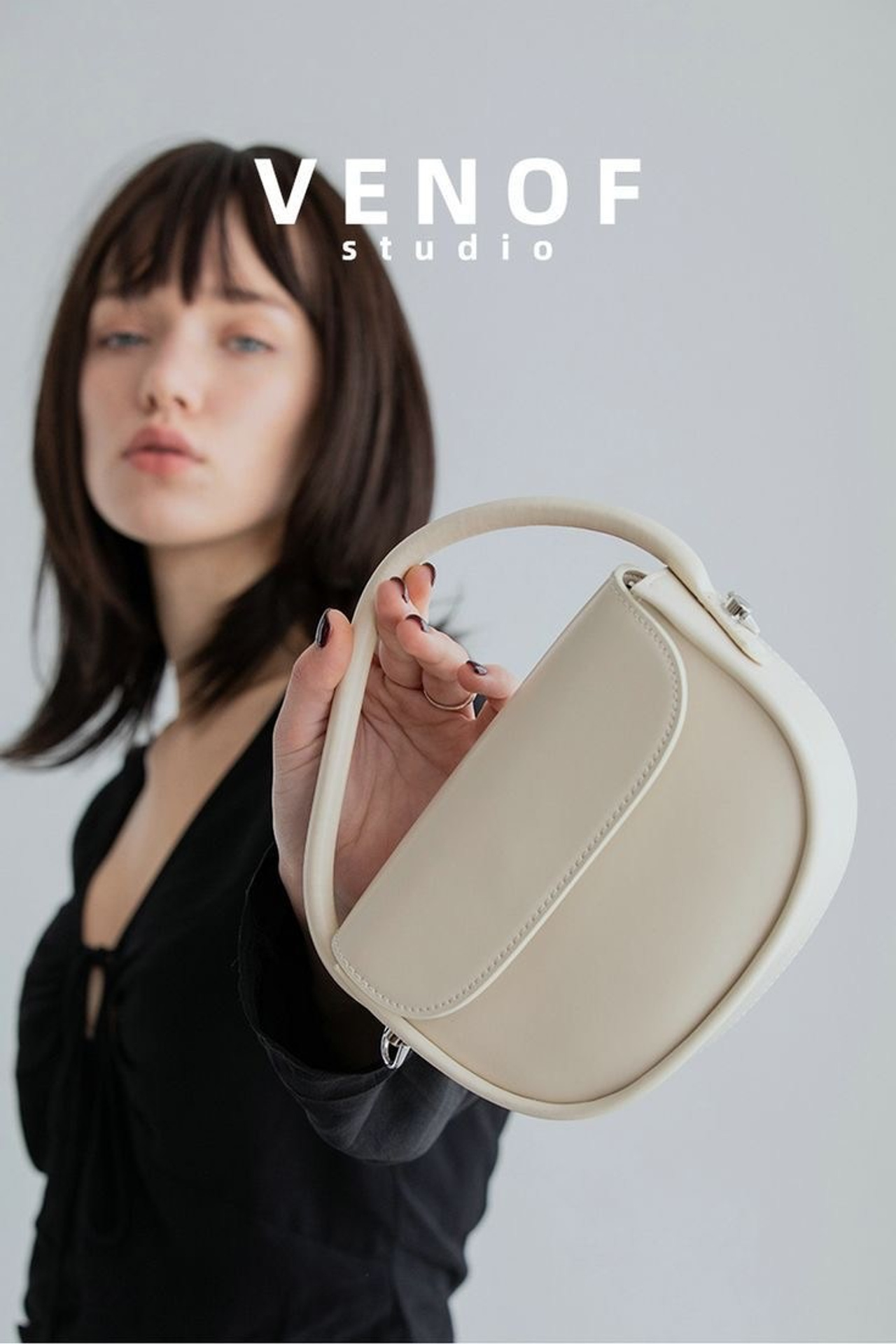 Женские сумки с замком на магните и элегантной отделкой.