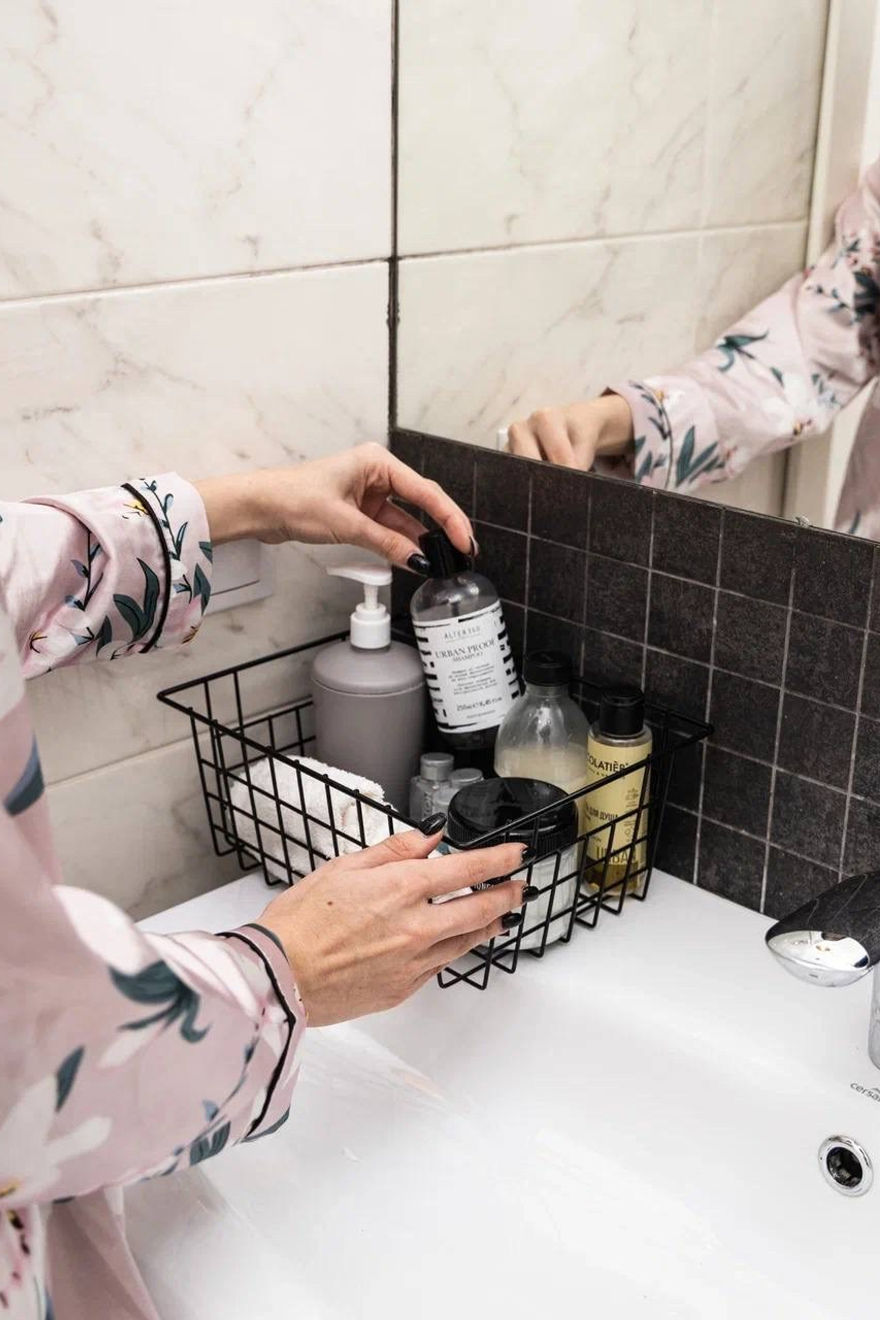 Металлические полки с матовой отделкой для современного стиля