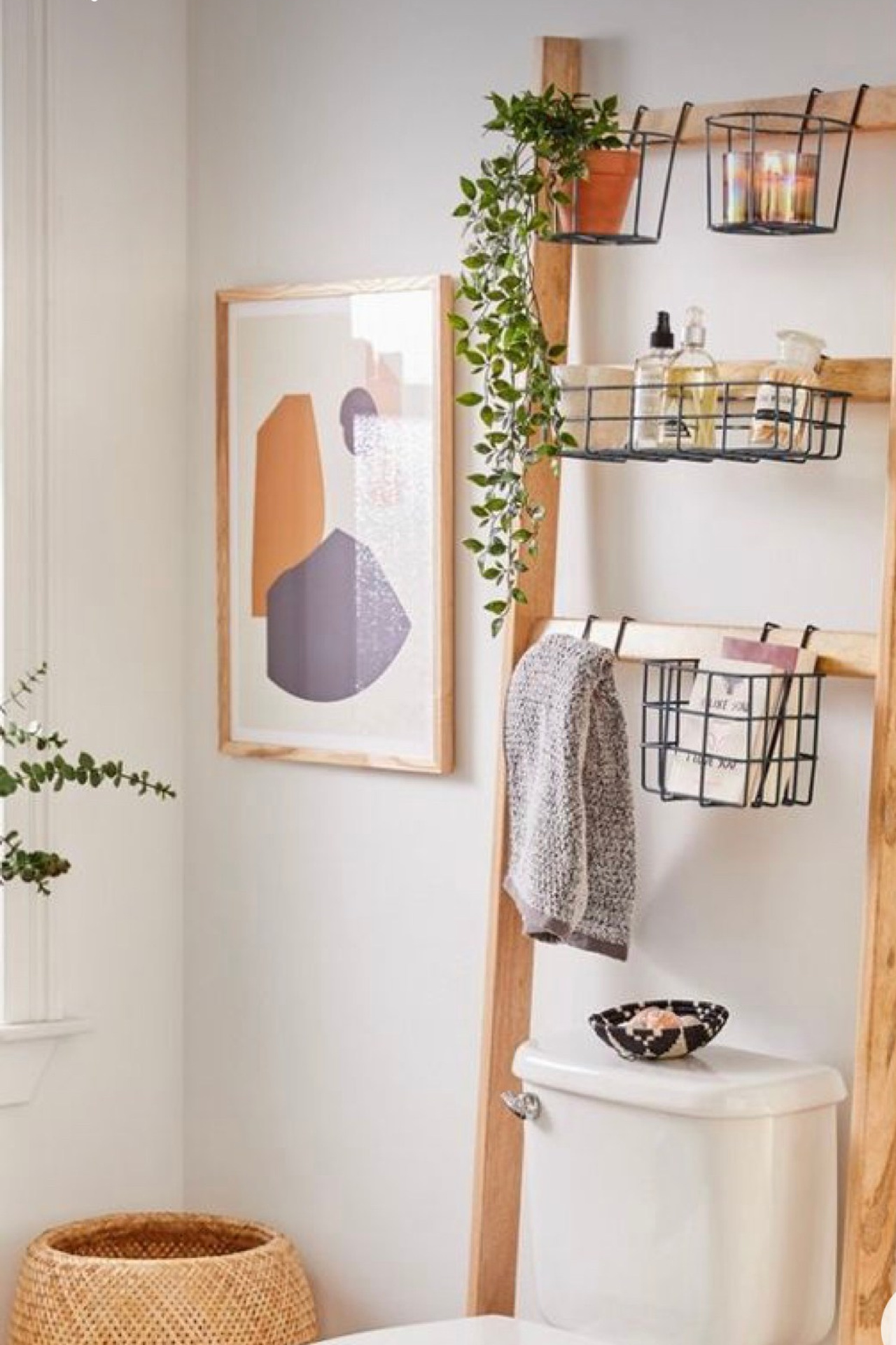 Настенные металлические полки с минималистичным дизайном