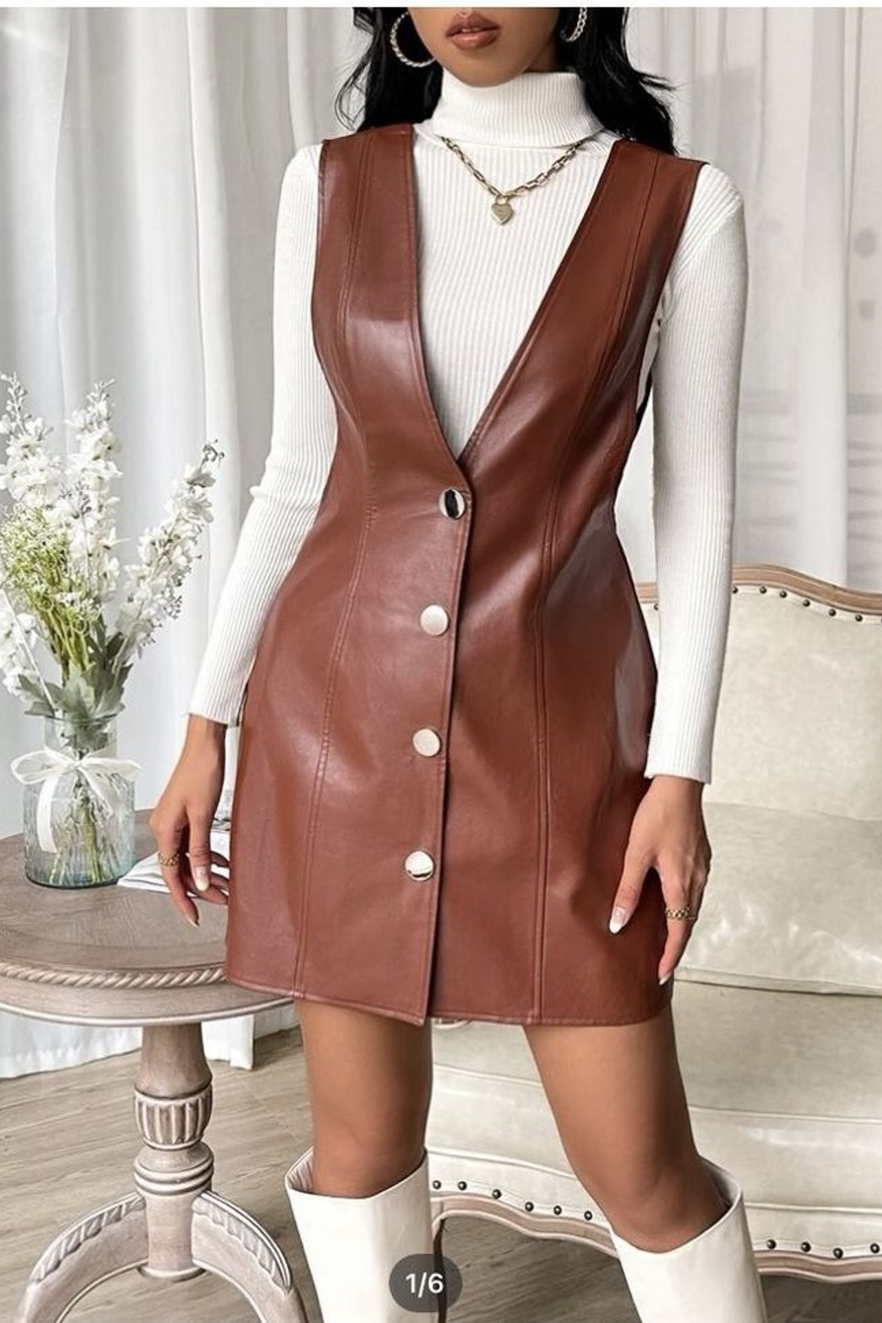 Предметная съемка кожаного сарафана на модели с мягким светом для подчеркивания структуры материала