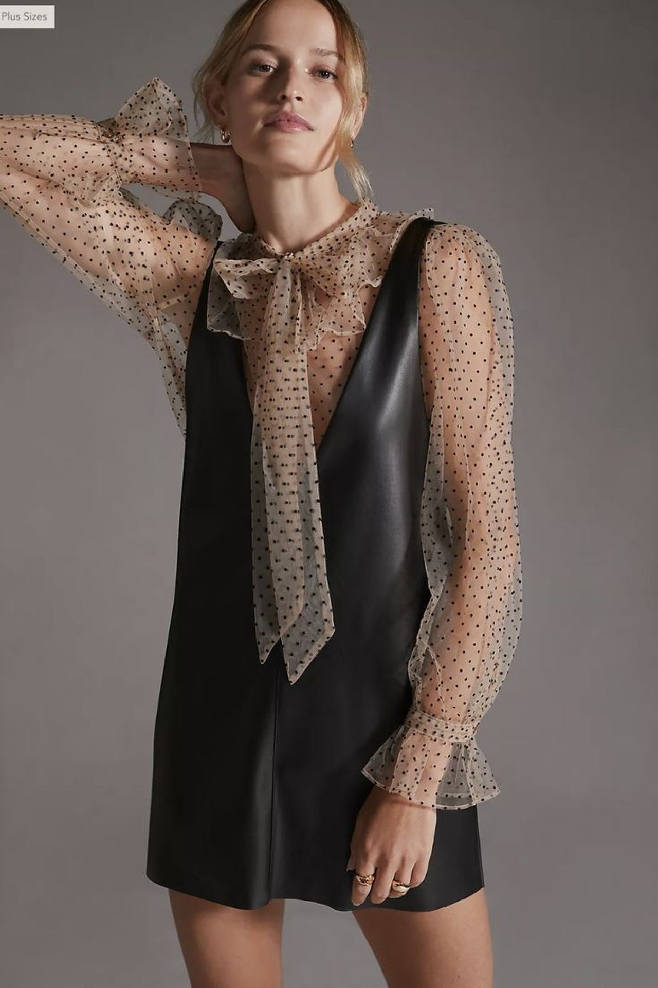 Предметная съемка сарафана на модели в студийных условиях, акцент на фактуре ткани