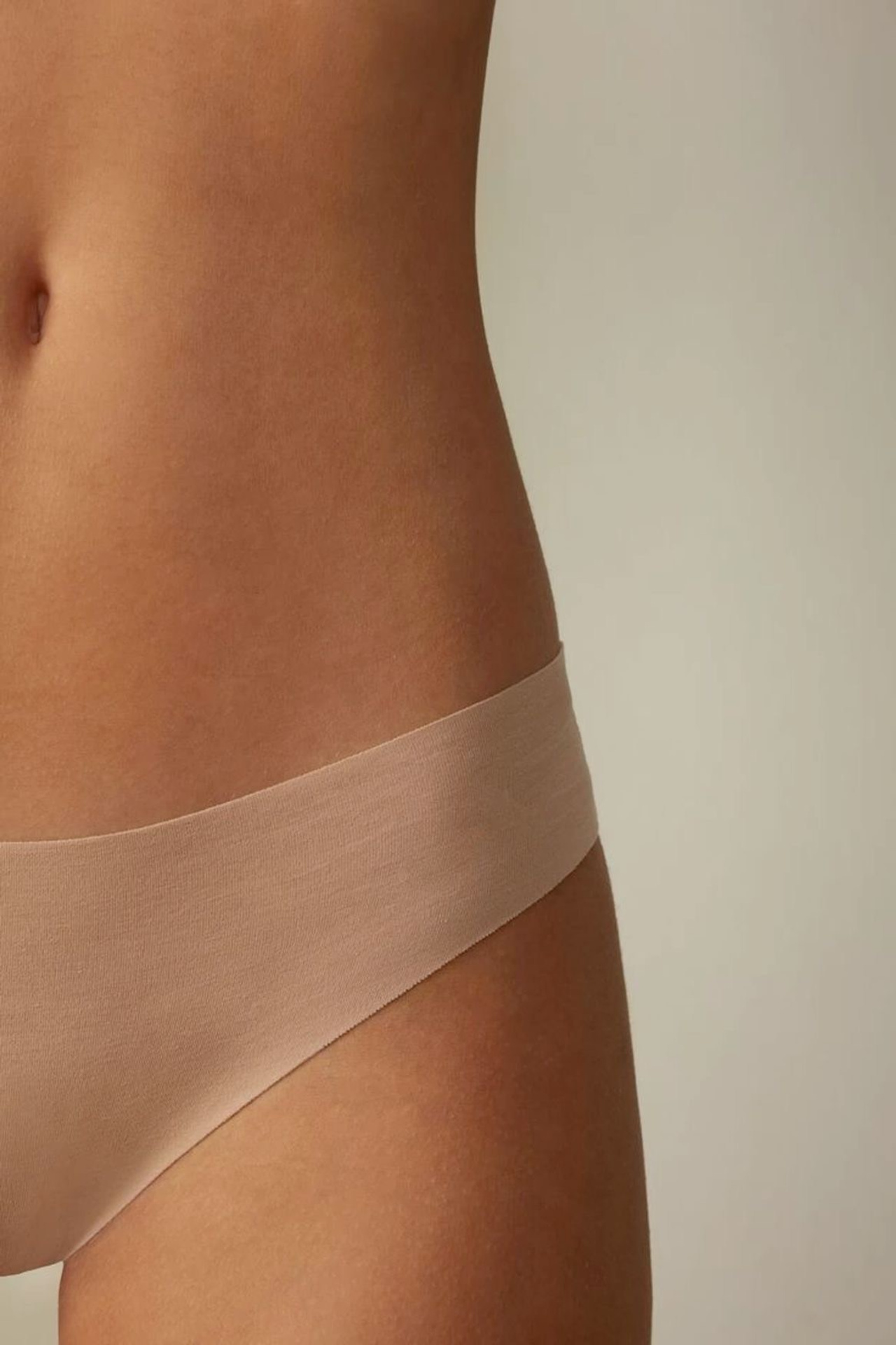 Референс для кружевных трусиков в нежном розовом цвете с элегантными деталями.