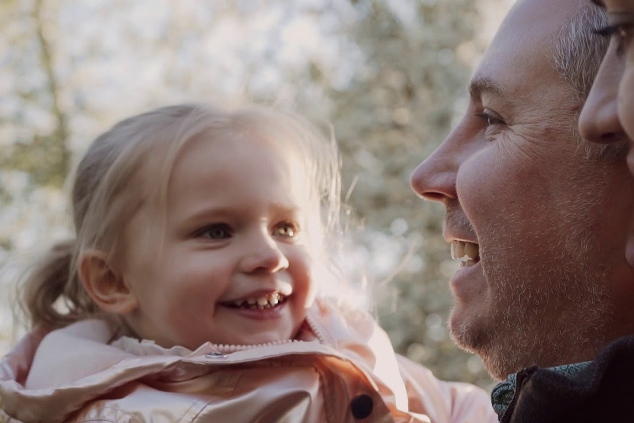 Прогулка в яблоневом саду семьи