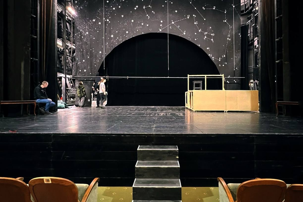 Декорации для спектакля «Принцесса на горошине» | Калининградский Драматический Театр. История занавеса. Превращаем идею в технологию