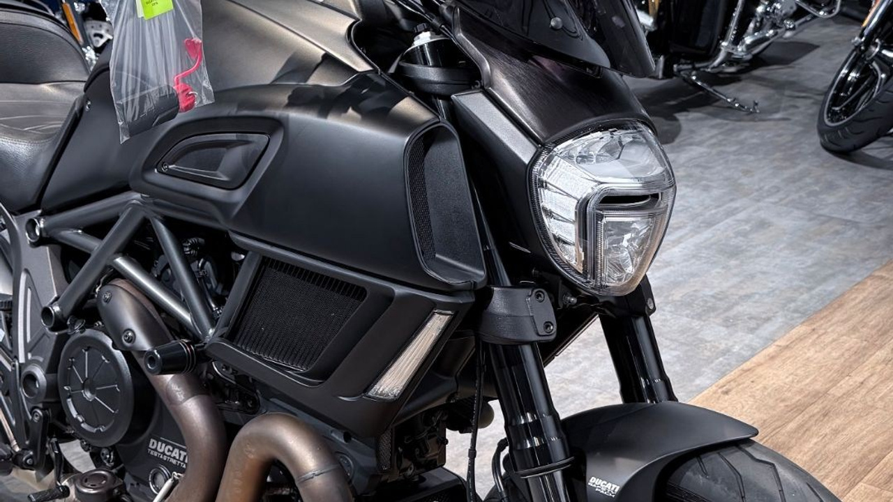 Купить 2015 Ducati Diavel (Dark Stealth) — подробнее на сайте. Hello Davidson, Москва. Только хорошие мотоциклы…