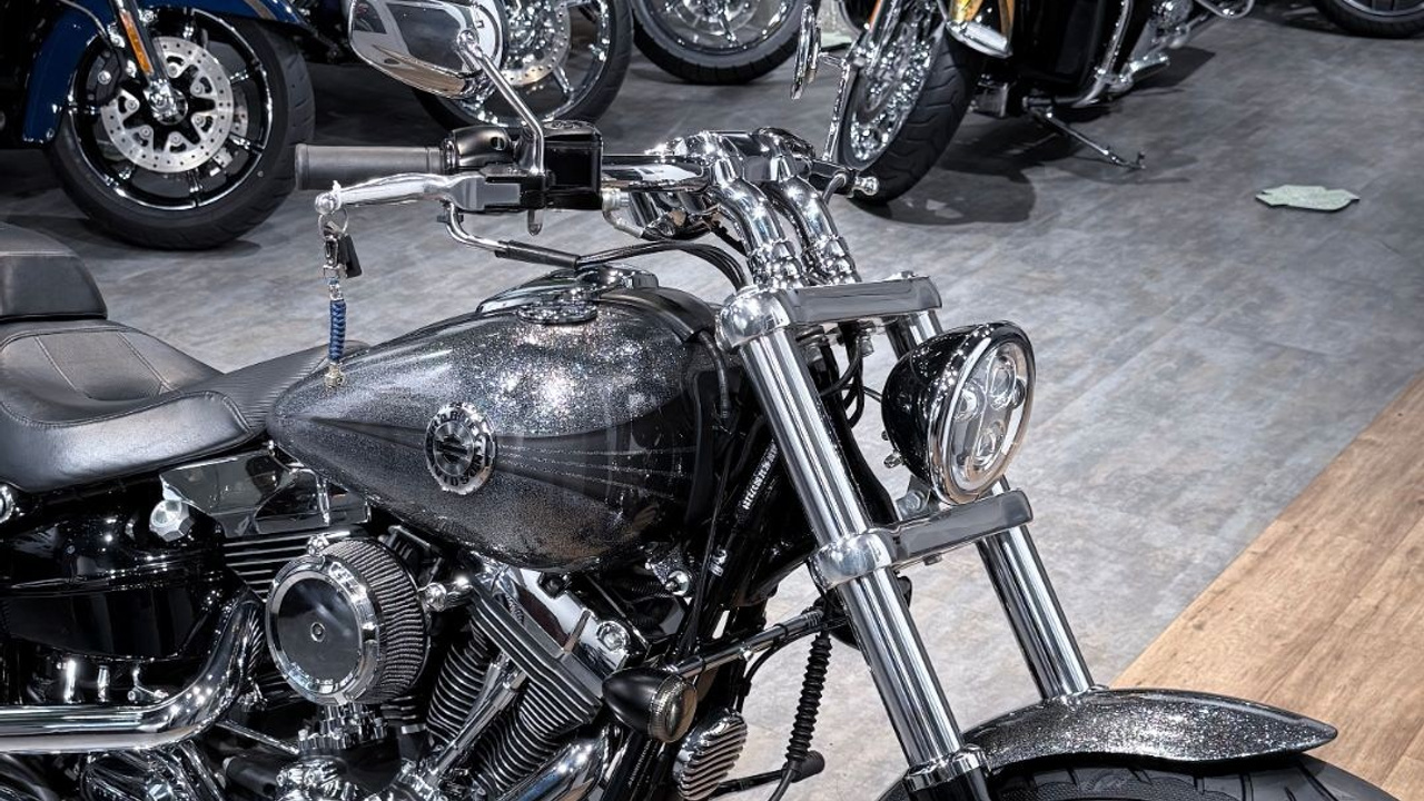 Купить Harley-Davidson Breakout ABS Hard Candy Custom (Softail/Dyna) — подробнее на сайте. Hello Davidson, Москва. Только хорошие мотоциклы…