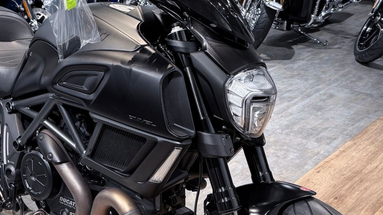 Купить 2015 Ducati Diavel (Dark Stealth) — подробнее на сайте. Hello Davidson, Москва. Только хорошие мотоциклы…