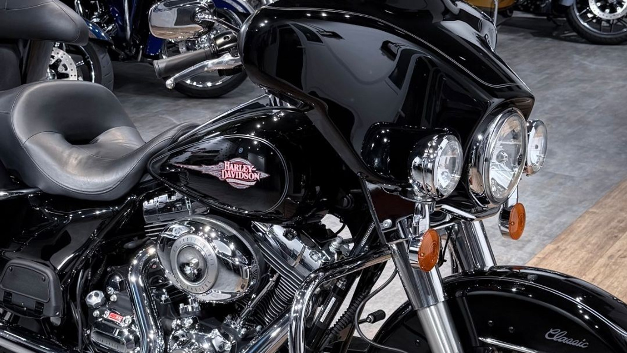 Купить Harley-Davidson 2010 HD Electra Glide (Vivid Black Double Stripe) (Touring) — подробнее на сайте. Hello Davidson, Москва. Только хорошие мотоциклы…