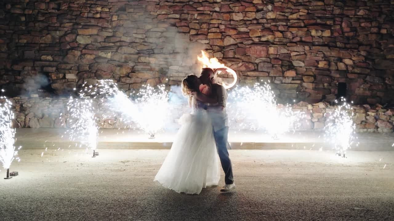 Пиротехническая дорожка. Огненно-пиротехническое шоу, салюты, пиротехника на ваш праздник!