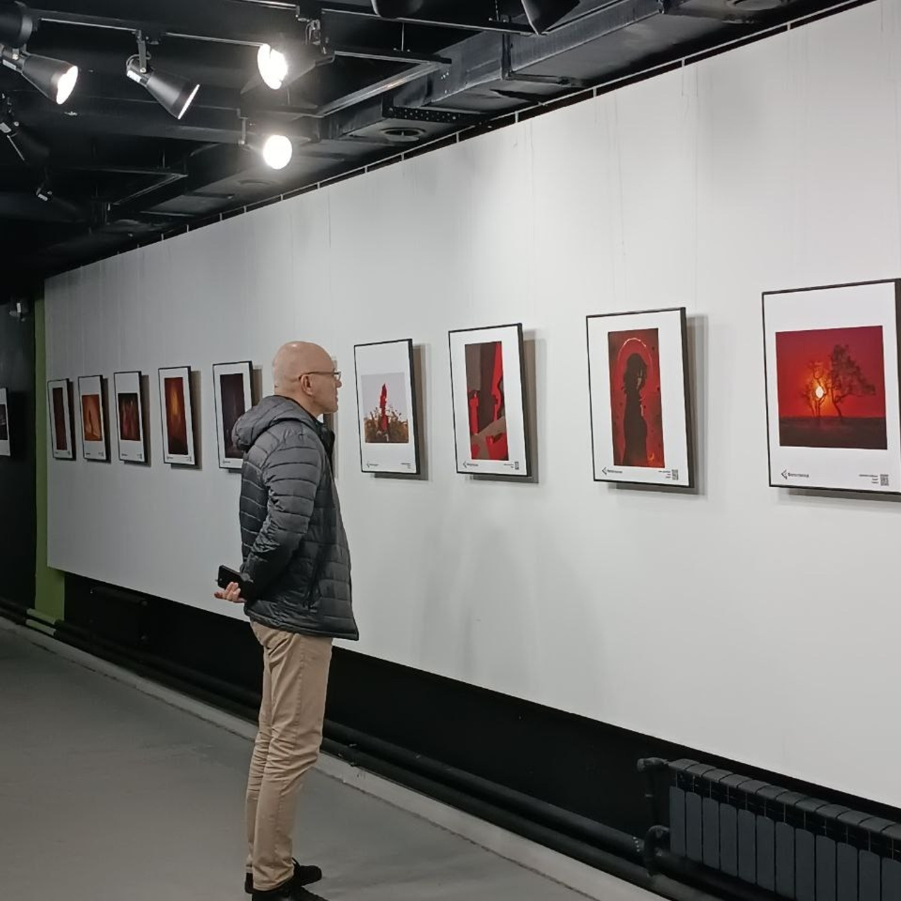 В Новосибирском пространстве Пространство Арт Ель открылась «Красная» выставка «Фотострелки» 2025