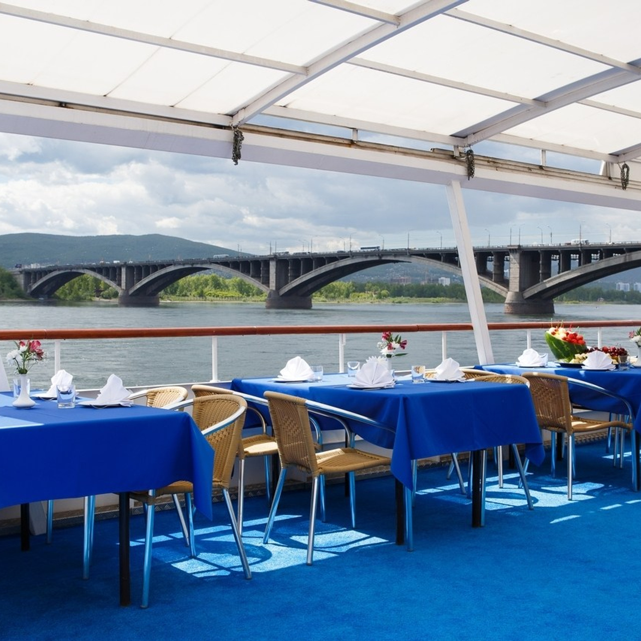 Теплоход. RestPlace — айсфлоатинг, яхты, хивусы — активный отдых Красноярск