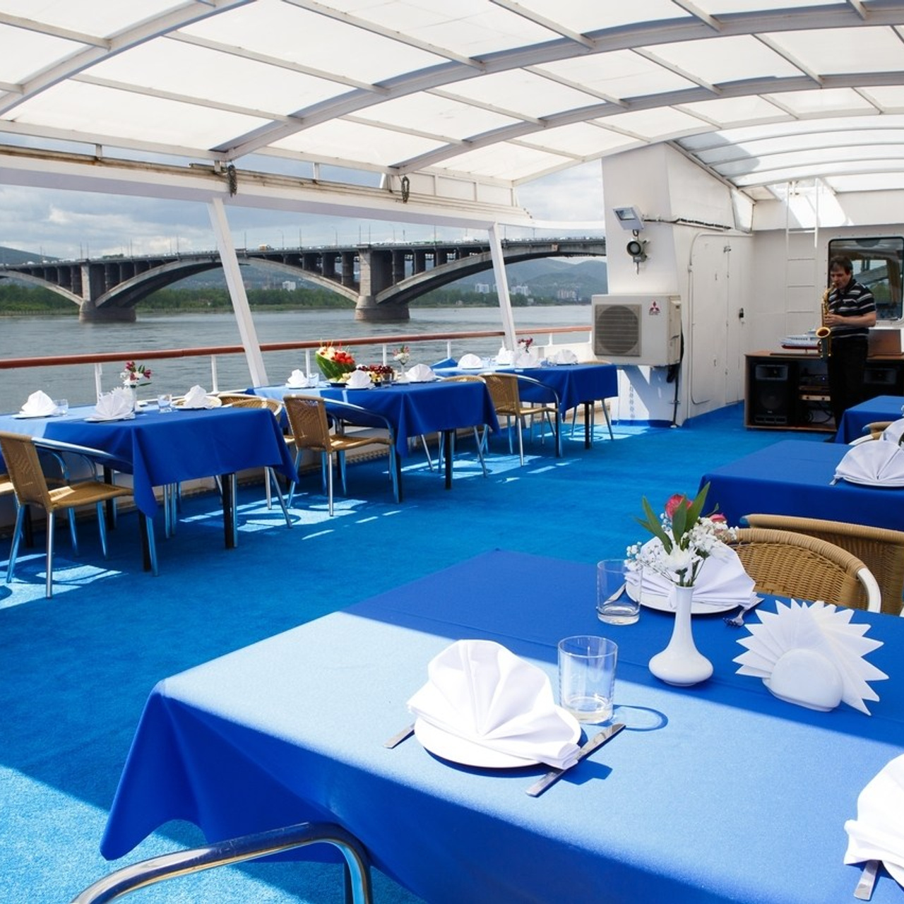 Теплоход. RestPlace — айсфлоатинг, яхты, хивусы — активный отдых Красноярск