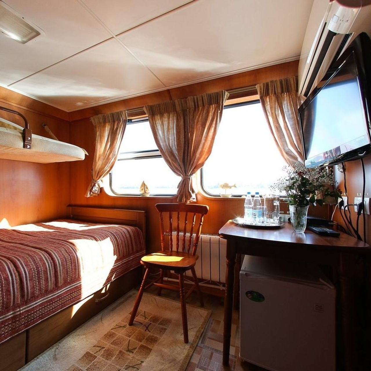 Теплоход. RestPlace — айсфлоатинг, яхты, хивусы — активный отдых Красноярск