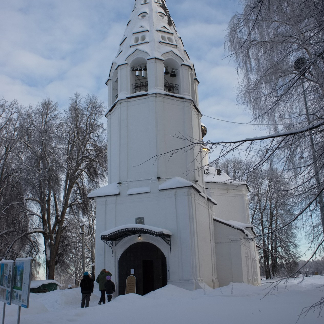 На месте Успенского собора был деревянный храм, возведённый в XV веке при Василии I
