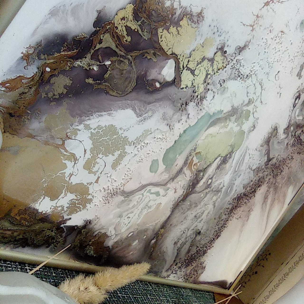 Желто серая абстракция с золотом, Капли золотого дождя. Купить premium art, интерьерные картины в интернет-магазине MONA