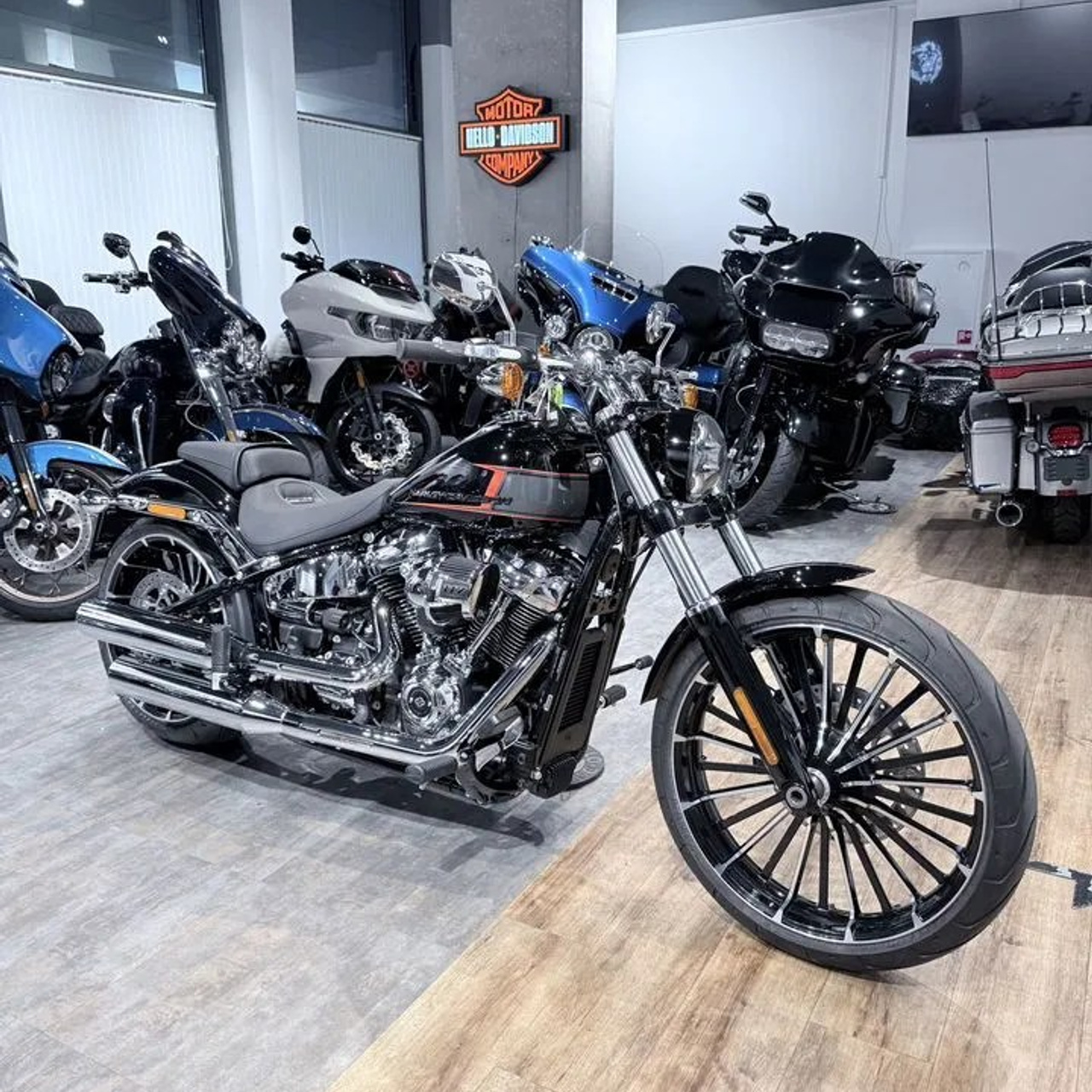 2025 Breakout 117 Black NEW