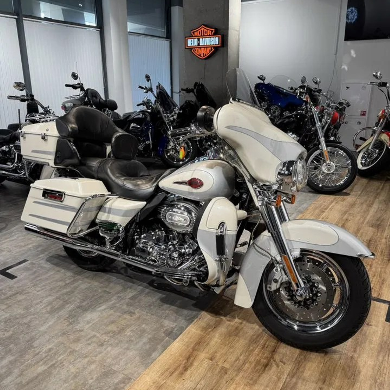CVO Electra Glide (White Frost)