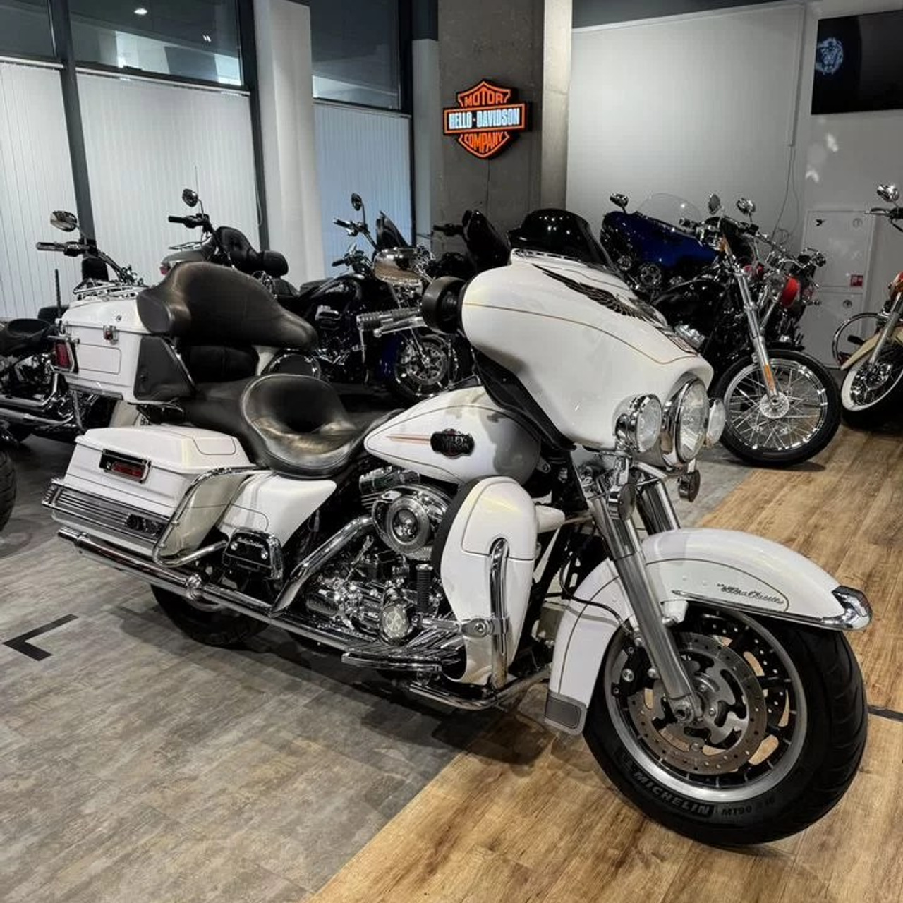 Electra Glide Snow White (Mamba)