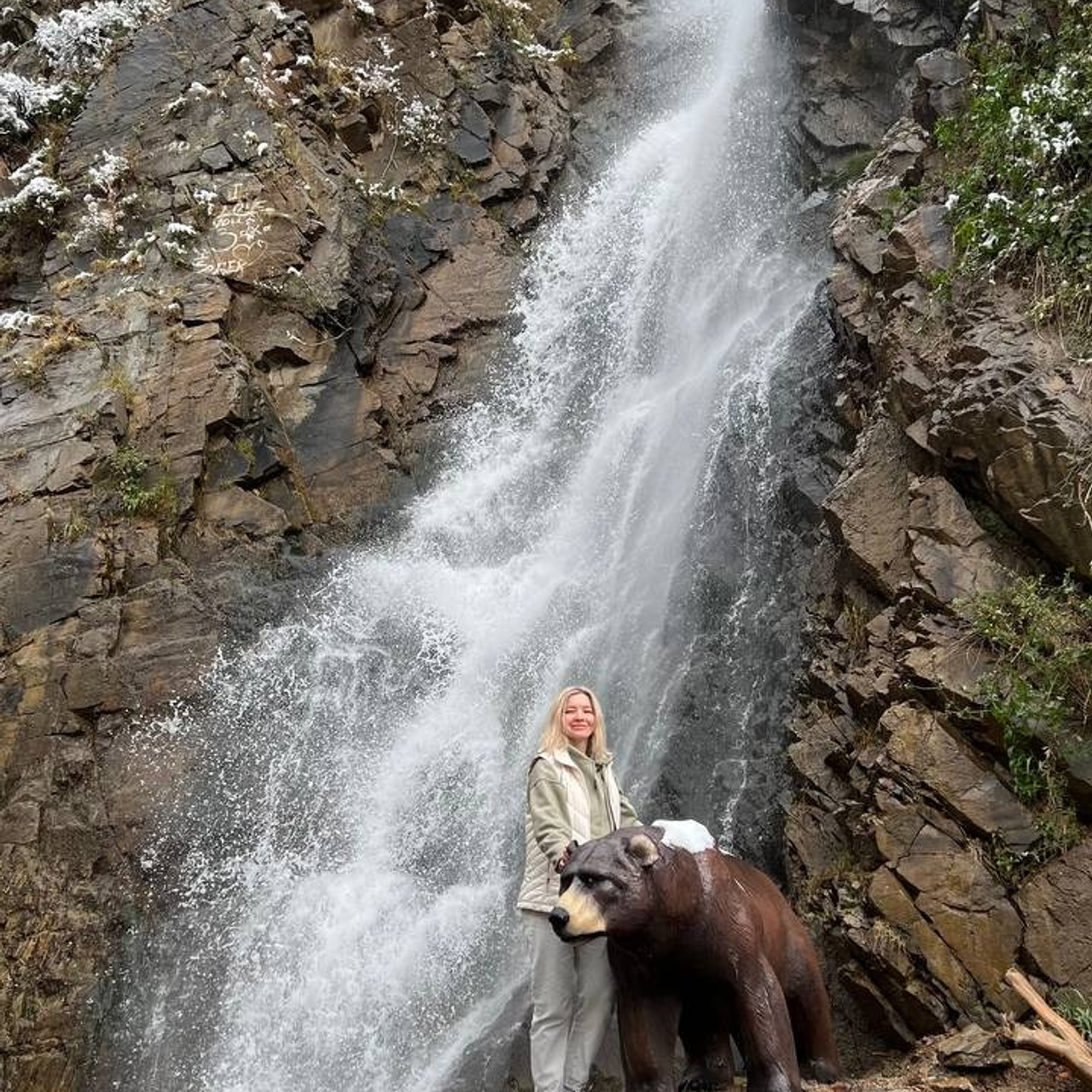 Девушка с медведем на фоне Медвежьего водопада в районе Тургеньского ущелья у Алматы