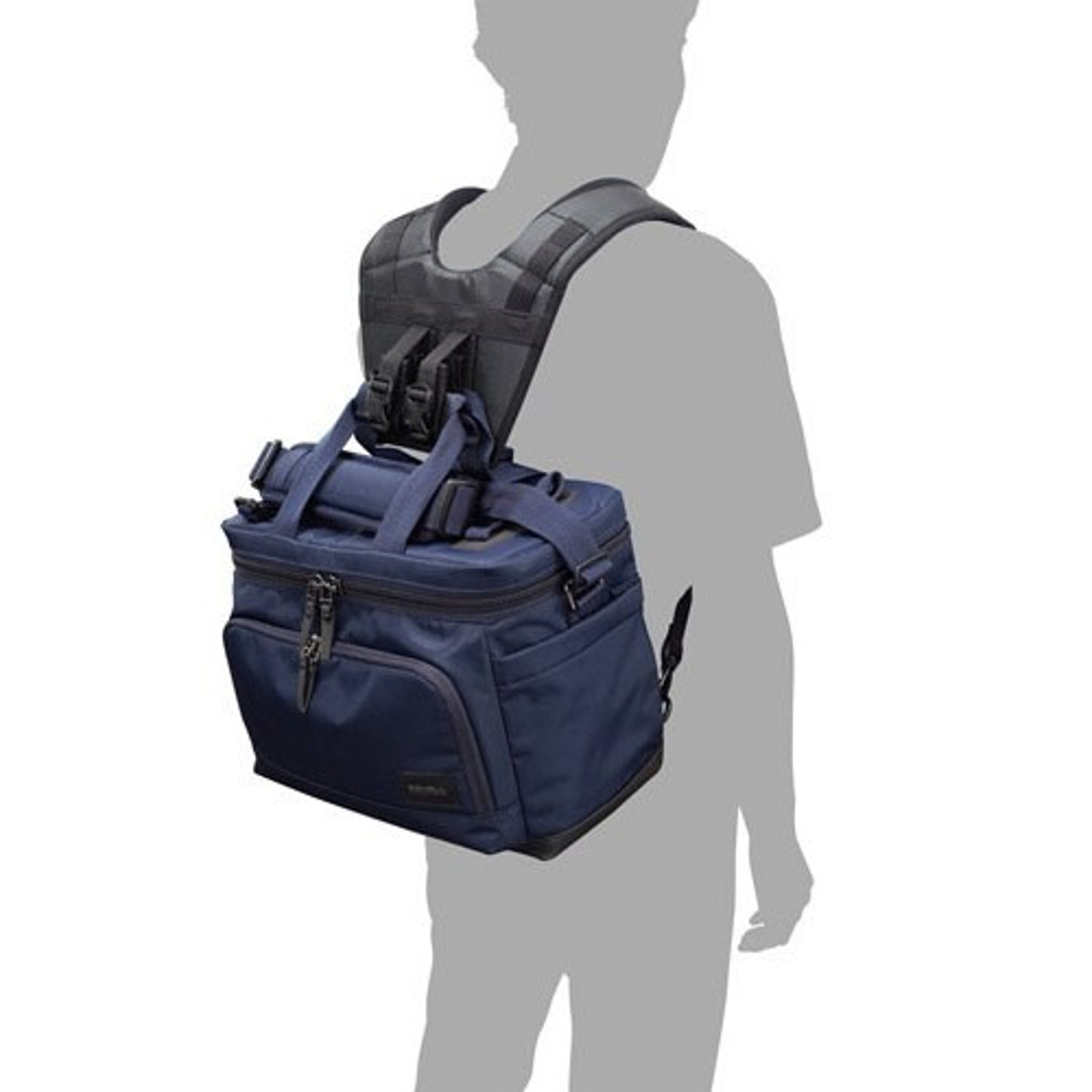 Хакуба превращает сумку в рюкзак «Folding Backpack Belt 02». Фотограф — видеограф в Москве Дмитрий Менделеев