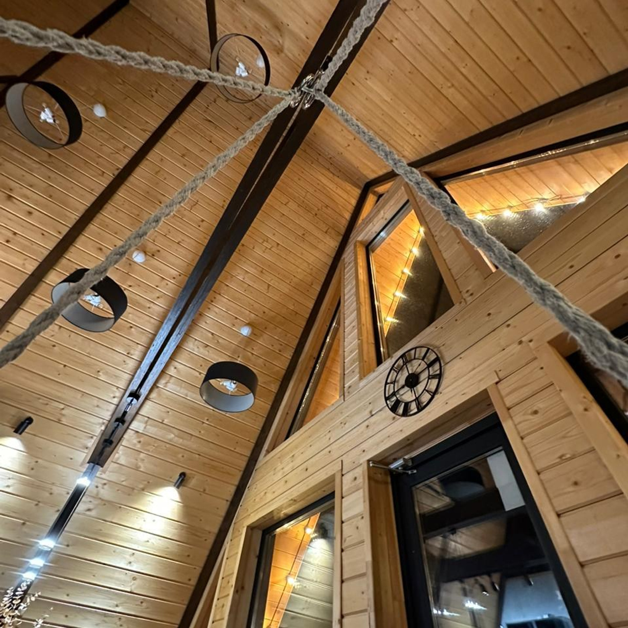 Афрейм для отдыха с баней, чаном подмосковье - заказать, забронировать. Коттедж А-фрейм с баней и уличным чаном в Подмосковье - в аренду для отдыха