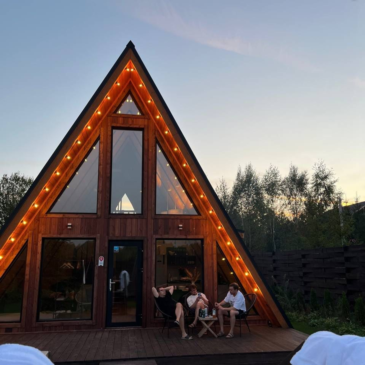 Треугольные дома в Дмитровском районе с баней, уличным чаном и мангалом. Коттедж А-фрейм с баней и уличным чаном в Подмосковье - в аренду для отдыха