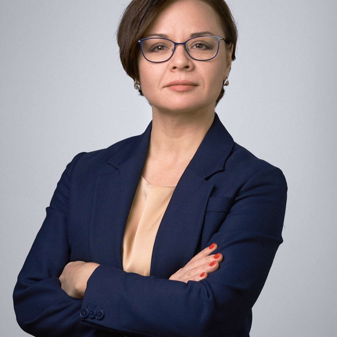 Поясной деловой портрет женщины-руководителя в офисе на светлом нейтральном фоне со студийным светом