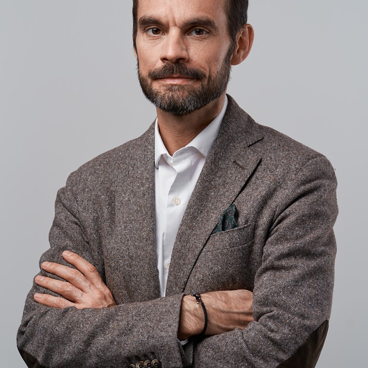 Студийный погрудный деловой портрет руководителя на нейтральном фоне