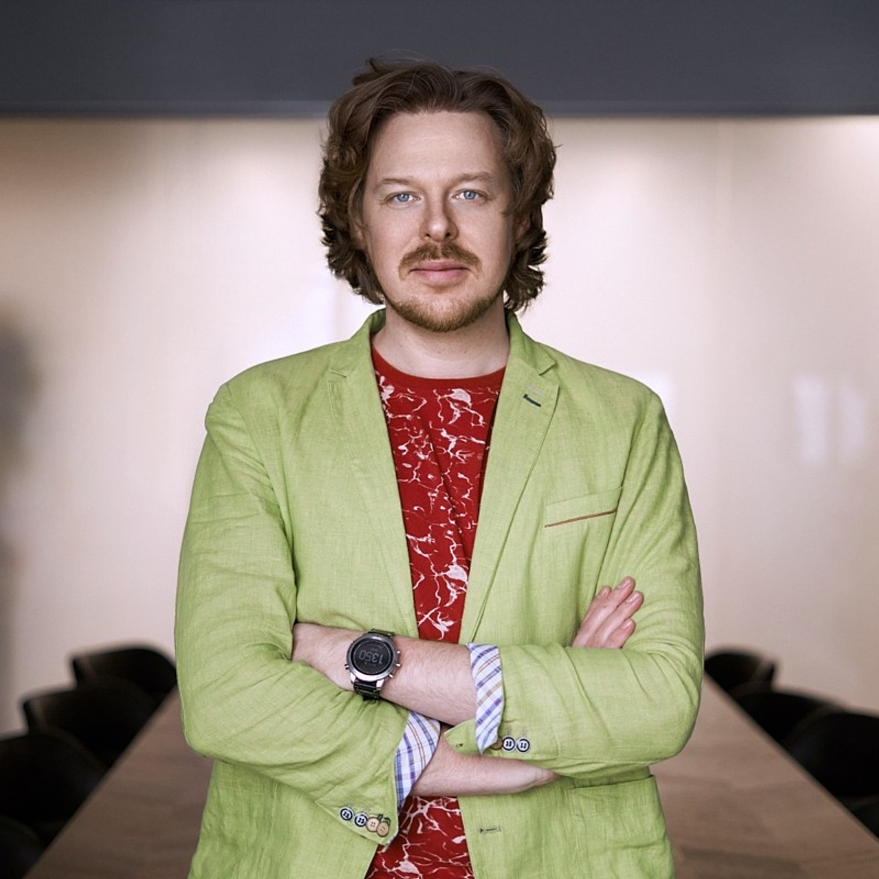 Портрет генерального директора в офисе компании при естественном освещении