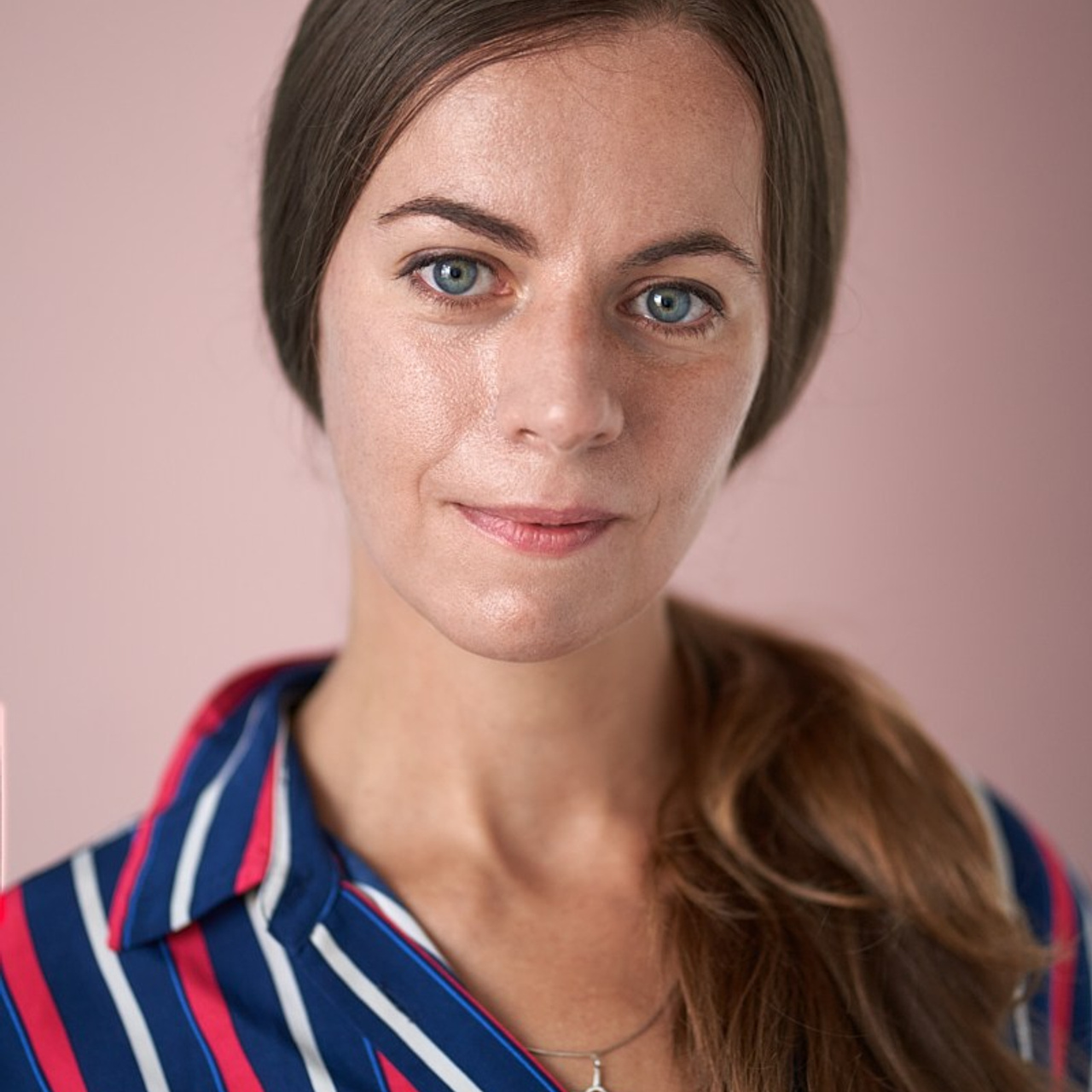 Погрудный деловой портрет девушки-специалиста в студии с естественным освещением