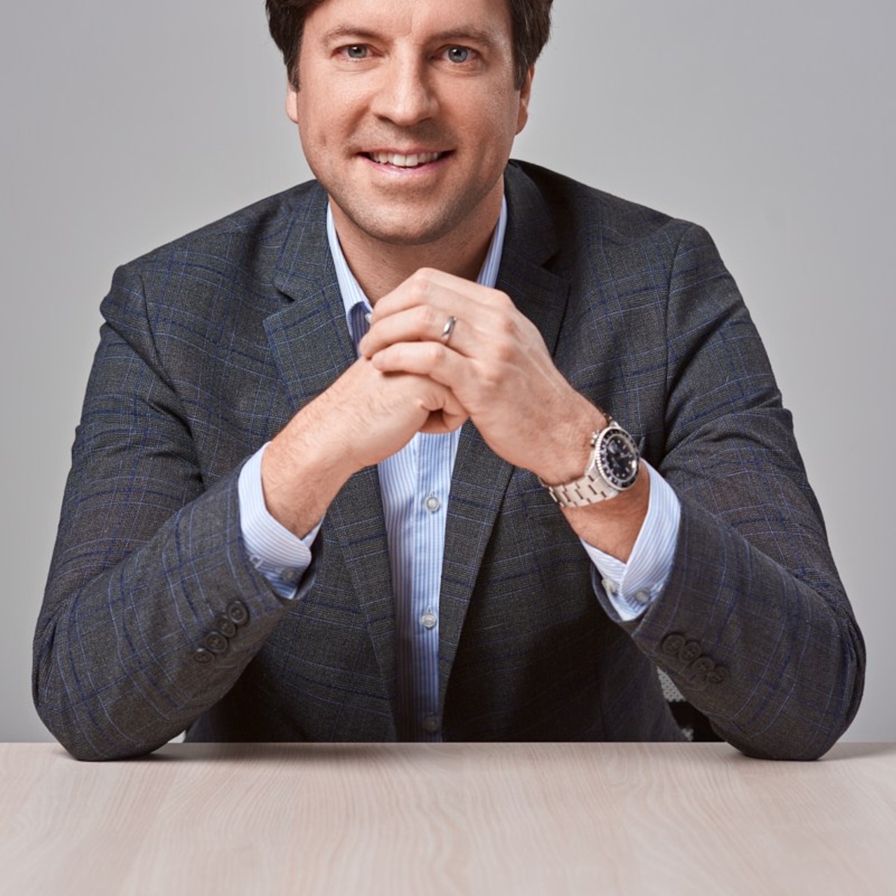 Деловой портрет генерального директора за столом в офисе с профессиональным освещением