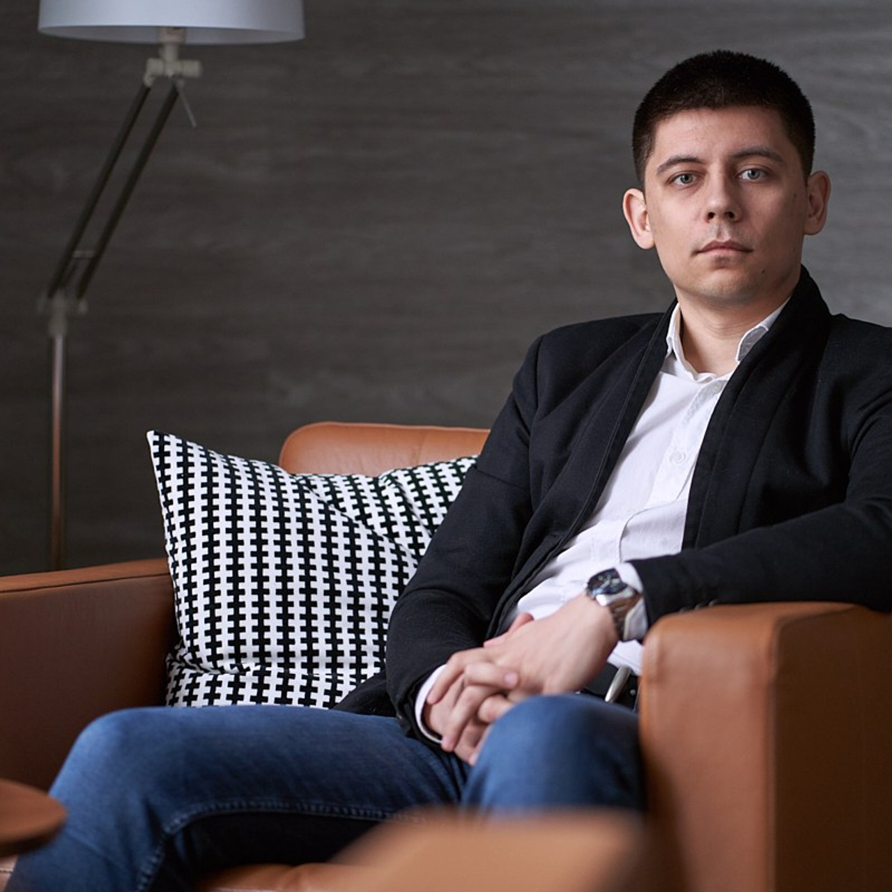 Портрет топ-менеджера в офисном интерьере при естественном освещении, подчеркивающий профессиональный имидж